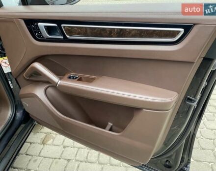 Черный Порше Каен, объемом двигателя 3 л и пробегом 125 тыс. км за 51000 $, фото 31 на Automoto.ua