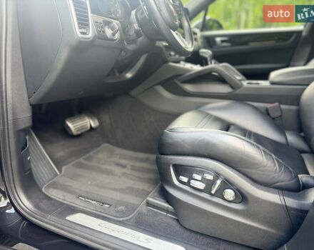 Чорний Порше Cayenne, об'ємом двигуна 2.89 л та пробігом 130 тис. км за 75000 $, фото 20 на Automoto.ua