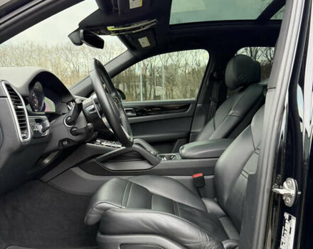 Черный Порше Каен, объемом двигателя 3 л и пробегом 66 тыс. км за 57500 $, фото 28 на Automoto.ua