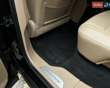 Черный Порше Каен, объемом двигателя 3 л и пробегом 40 тыс. км за 75000 $, фото 28 на Automoto.ua