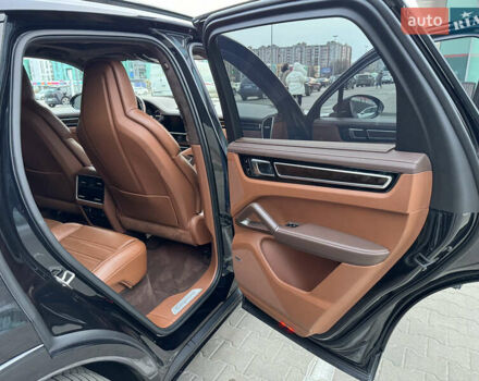 Чорний Порше Cayenne, об'ємом двигуна 4 л та пробігом 88 тис. км за 98800 $, фото 34 на Automoto.ua