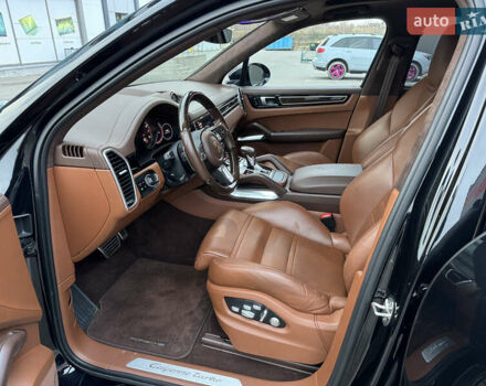 Чорний Порше Cayenne, об'ємом двигуна 4 л та пробігом 88 тис. км за 98800 $, фото 48 на Automoto.ua