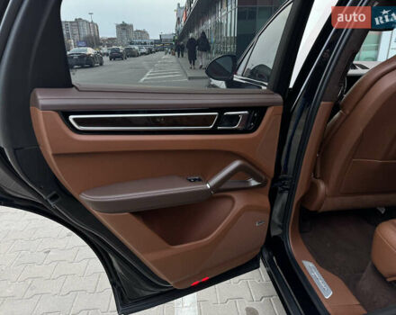 Чорний Порше Cayenne, об'ємом двигуна 4 л та пробігом 88 тис. км за 98800 $, фото 31 на Automoto.ua