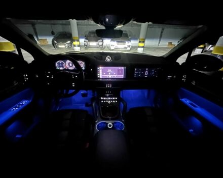 Чорний Порше Cayenne, об'ємом двигуна 4 л та пробігом 5 тис. км за 210000 $, фото 12 на Automoto.ua