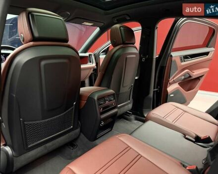 Чорний Порше Cayenne, об'ємом двигуна 3 л та пробігом 2 тис. км за 152700 $, фото 44 на Automoto.ua