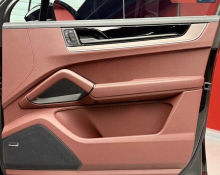 Чорний Порше Cayenne, об'ємом двигуна 3 л та пробігом 2 тис. км за 152700 $, фото 53 на Automoto.ua