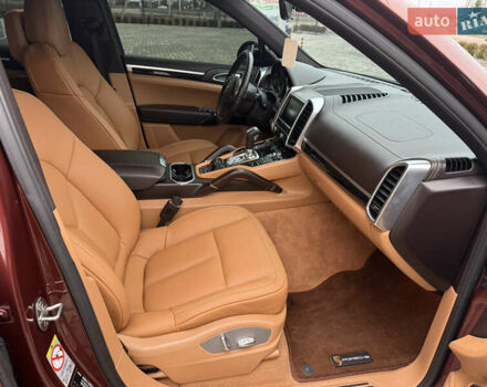 Красный Порше Каен, объемом двигателя 3 л и пробегом 278 тыс. км за 23500 $, фото 9 на Automoto.ua