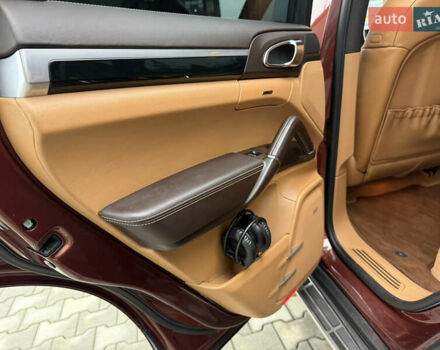 Красный Порше Каен, объемом двигателя 3 л и пробегом 278 тыс. км за 23500 $, фото 13 на Automoto.ua