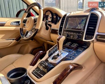 Порше Каен 2015 в Киеве на Automoto.ua Красный Порше Каен, объемом двигателя 4.81 л и пробегом 99 тыс. км за 31900 $, фото 61 на Automoto.ua