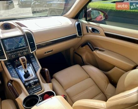 Порше Каен 2015 в Киеве на Automoto.ua Красный Порше Каен, объемом двигателя 4.81 л и пробегом 99 тыс. км за 31900 $, фото 77 на Automoto.ua