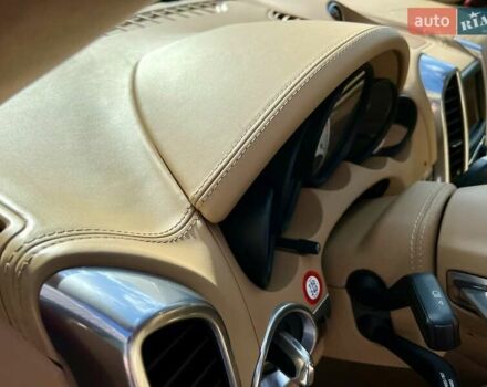 Порше Каен 2015 в Киеве на Automoto.ua Красный Порше Каен, объемом двигателя 4.81 л и пробегом 99 тыс. км за 31900 $, фото 20 на Automoto.ua