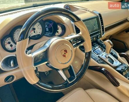 Порше Каен 2015 в Киеве на Automoto.ua Красный Порше Каен, объемом двигателя 4.81 л и пробегом 99 тыс. км за 31900 $, фото 21 на Automoto.ua