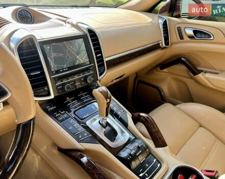 Порше Каен 2015 в Киеве на Automoto.ua Красный Порше Каен, объемом двигателя 4.81 л и пробегом 99 тыс. км за 31900 $, фото 22 на Automoto.ua