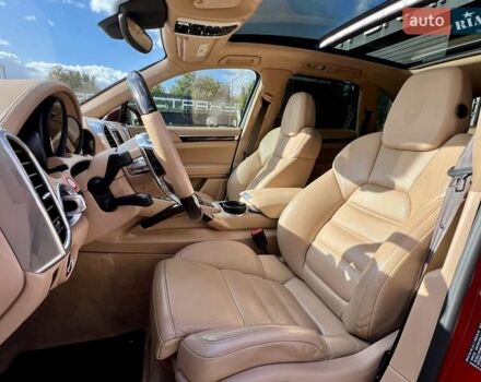Порше Каен 2015 в Киеве на Automoto.ua Красный Порше Каен, объемом двигателя 4.81 л и пробегом 99 тыс. км за 31900 $, фото 26 на Automoto.ua