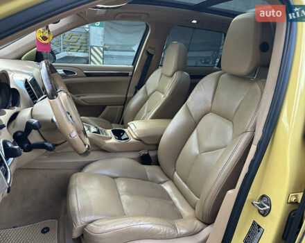 Желтый Порше Каен, объемом двигателя 3 л и пробегом 220 тыс. км за 15300 $, фото 25 на Automoto.ua