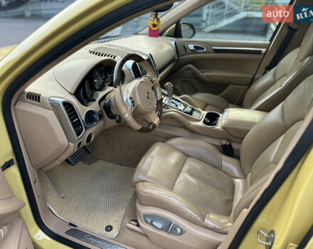 Желтый Порше Каен, объемом двигателя 3 л и пробегом 220 тыс. км за 15300 $, фото 23 на Automoto.ua