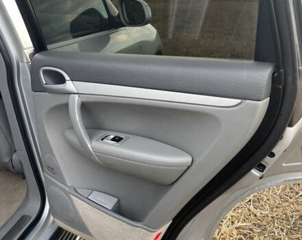 Серый Порше Каен, объемом двигателя 4.5 л и пробегом 265 тыс. км за 9000 $, фото 48 на Automoto.ua