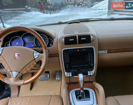 Сірий Порше Cayenne, об'ємом двигуна 4.8 л та пробігом 189 тис. км за 12500 $, фото 6 на Automoto.ua