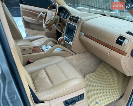 Сірий Порше Cayenne, об'ємом двигуна 4.8 л та пробігом 189 тис. км за 12500 $, фото 19 на Automoto.ua