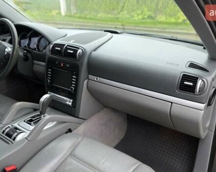 Сірий Порше Cayenne, об'ємом двигуна 4.8 л та пробігом 120 тис. км за 12000 $, фото 11 на Automoto.ua