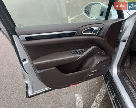 Серый Порше Каен, объемом двигателя 4.8 л и пробегом 108 тыс. км за 17500 $, фото 18 на Automoto.ua