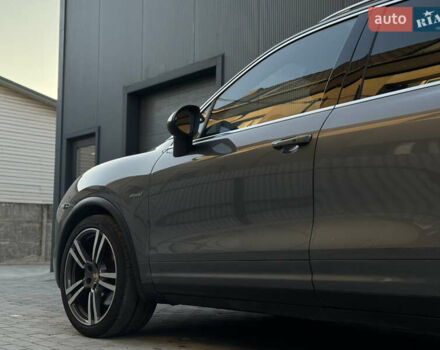 Серый Порше Каен, объемом двигателя 3 л и пробегом 220 тыс. км за 25999 $, фото 2 на Automoto.ua