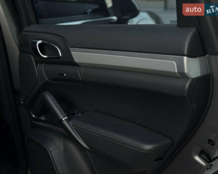 Серый Порше Каен, объемом двигателя 3 л и пробегом 220 тыс. км за 25999 $, фото 37 на Automoto.ua