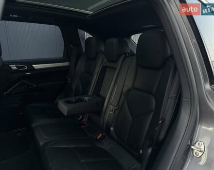 Серый Порше Каен, объемом двигателя 3 л и пробегом 220 тыс. км за 25999 $, фото 42 на Automoto.ua