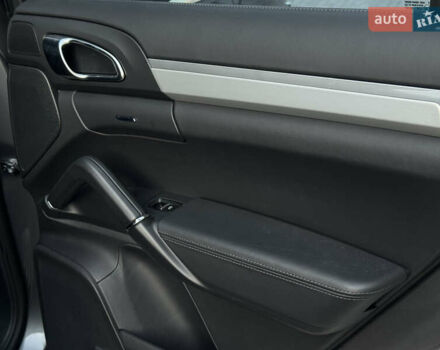 Серый Порше Каен, объемом двигателя 3 л и пробегом 220 тыс. км за 25999 $, фото 36 на Automoto.ua