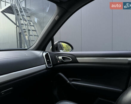 Серый Порше Каен, объемом двигателя 3 л и пробегом 220 тыс. км за 23999 $, фото 46 на Automoto.ua