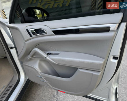 Сірий Порше Cayenne, об'ємом двигуна 3 л та пробігом 180 тис. км за 25490 $, фото 52 на Automoto.ua