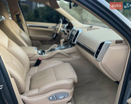 Серый Порше Каен, объемом двигателя 3 л и пробегом 191 тыс. км за 28000 $, фото 21 на Automoto.ua