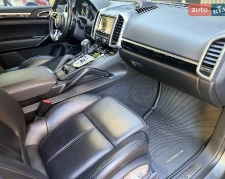 Порше Каен 2015 в Малине на Automoto.ua Серый Порше Каен, объемом двигателя 3 л и пробегом 94 тыс. км за 28700 $, фото 27 на Automoto.ua