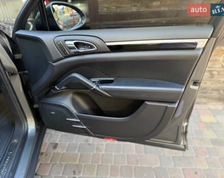 Порше Каен 2015 в Малине на Automoto.ua Серый Порше Каен, объемом двигателя 3 л и пробегом 94 тыс. км за 28700 $, фото 26 на Automoto.ua