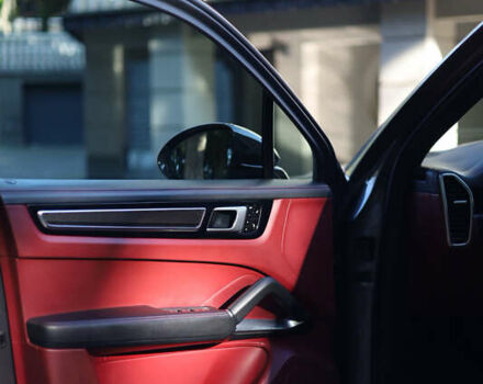 Порше Каен 2018 в Ужгороде на Automoto.ua Серый Порше Каен, объемом двигателя 4 л и пробегом 89 тыс. км за 69000 $, фото 3 на Automoto.ua