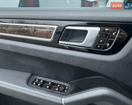 Сірий Порше Cayenne, об'ємом двигуна 3 л та пробігом 149 тис. км за 39300 $, фото 37 на Automoto.ua