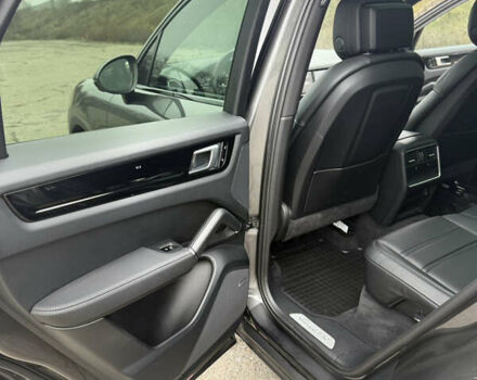 Серый Порше Каен, объемом двигателя 3 л и пробегом 60 тыс. км за 60500 $, фото 47 на Automoto.ua