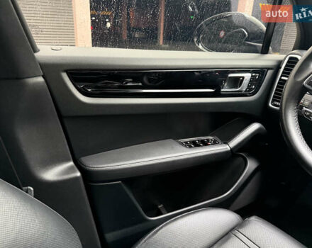 Серый Порше Каен, объемом двигателя 2.9 л и пробегом 32 тыс. км за 64000 $, фото 16 на Automoto.ua