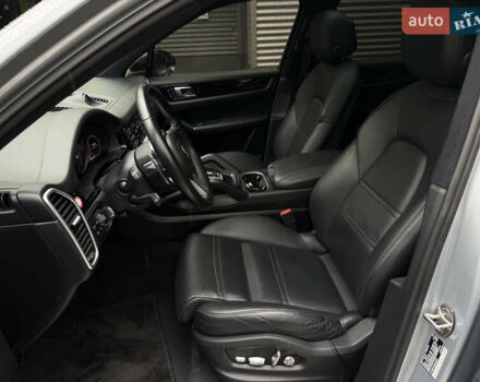 Серый Порше Каен, объемом двигателя 2.9 л и пробегом 32 тыс. км за 64000 $, фото 42 на Automoto.ua