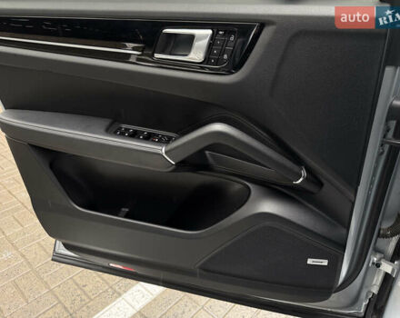 Серый Порше Каен, объемом двигателя 2.9 л и пробегом 32 тыс. км за 64000 $, фото 41 на Automoto.ua