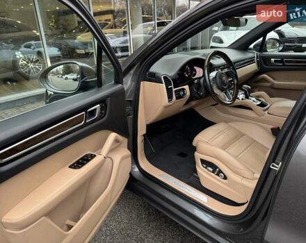 Серый Порше Каен, объемом двигателя 3 л и пробегом 66 тыс. км за 67000 $, фото 14 на Automoto.ua