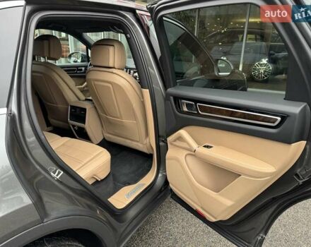 Серый Порше Каен, объемом двигателя 3 л и пробегом 66 тыс. км за 67000 $, фото 19 на Automoto.ua