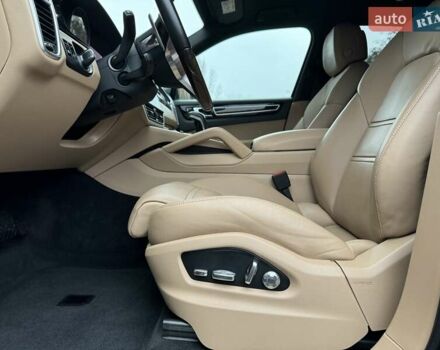 Серый Порше Каен, объемом двигателя 3 л и пробегом 66 тыс. км за 67000 $, фото 15 на Automoto.ua