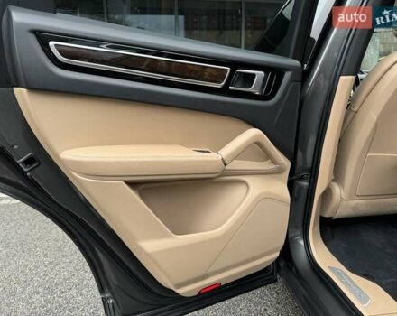 Серый Порше Каен, объемом двигателя 3 л и пробегом 66 тыс. км за 67000 $, фото 12 на Automoto.ua