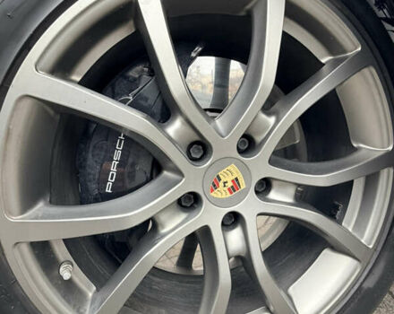 Серый Порше Каен, объемом двигателя 4 л и пробегом 38 тыс. км за 123840 $, фото 7 на Automoto.ua