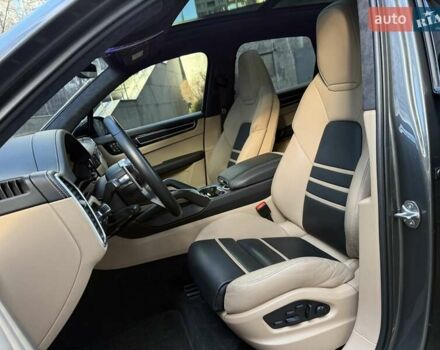 Серый Порше Каен, объемом двигателя 4 л и пробегом 14 тыс. км за 129999 $, фото 18 на Automoto.ua