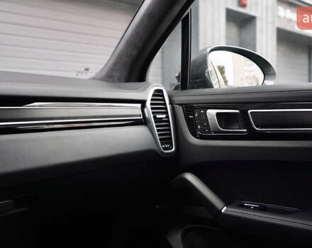 Сірий Порше Cayenne, об'ємом двигуна 4 л та пробігом 31 тис. км за 95000 $, фото 27 на Automoto.ua