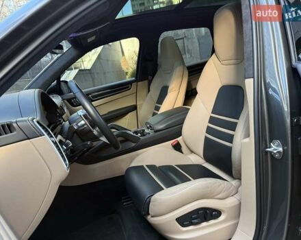 Серый Порше Каен, объемом двигателя 4 л и пробегом 14 тыс. км за 129999 $, фото 20 на Automoto.ua