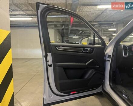 Серый Порше Каен, объемом двигателя 3 л и пробегом 100 тыс. км за 85316 $, фото 32 на Automoto.ua