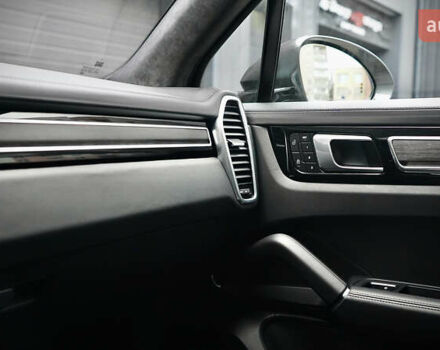 Сірий Порше Cayenne, об'ємом двигуна 4 л та пробігом 31 тис. км за 95000 $, фото 66 на Automoto.ua